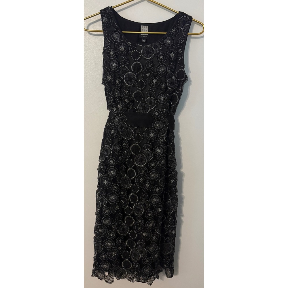 Due Per Due Veste Black Silk Lace Medallion Sheath Dress Metallic Silver Size 4